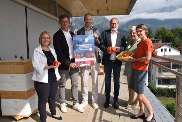 Veronika Brand (Vorständin Raika Hall), Björn Rasmus (BIO vom BERG), David Mölk (GF M-PREIS), Bgm. Christian Margreiter, Loni Appler-Walch und Christina Ritter (Obfrau BIO AUSTRIA TIROL) | Foto: Kendlbacher/Agentur Polak
