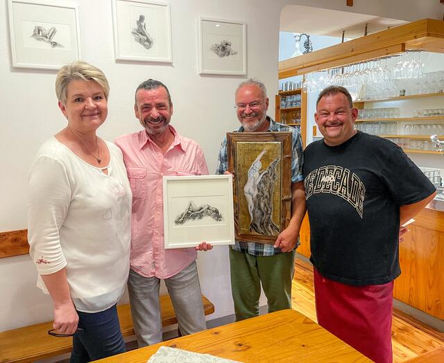 Milica und Andreas Wieninger (r.) mit den Künstlern John Wieser und Rudolf Scheer (v.l.). | Foto: Johanna Hoblik