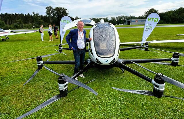Ein besonderer „Hingucker“ am Festgelände, das Flugtaxi EHang 216, das FACC gemeinsam mit EHang im Österreichischen Werk St. Martin im Innkreis weiter entwickelte. FACC-Chef Robert Machtlinger zugleich Obmann der Fliegerunion Suben, präsentierte es. | Foto: Franz Gruber
