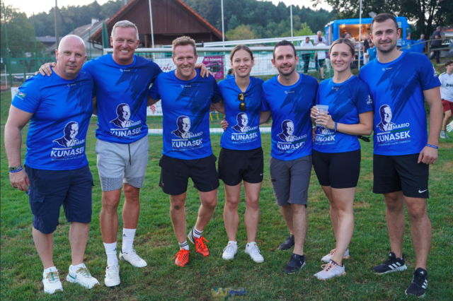 Mario Kunasek (2.v.l) gemeinsam mit FPÖ-Bezirksparteiobmann von Weiz Patrick Derler (3.v.l.) am Sportplatz des SV Nitscha  | Foto: FPÖ Steiermark