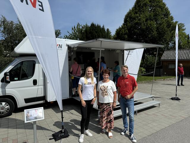 v.li.n.re.: EVN Kundenbetreuerin Lisa Breis, Bürgermeisterin Ludmilla Etzenberger und EVN Gemeindebetreuer Michael Fischer-Klement

  | Foto: EVN