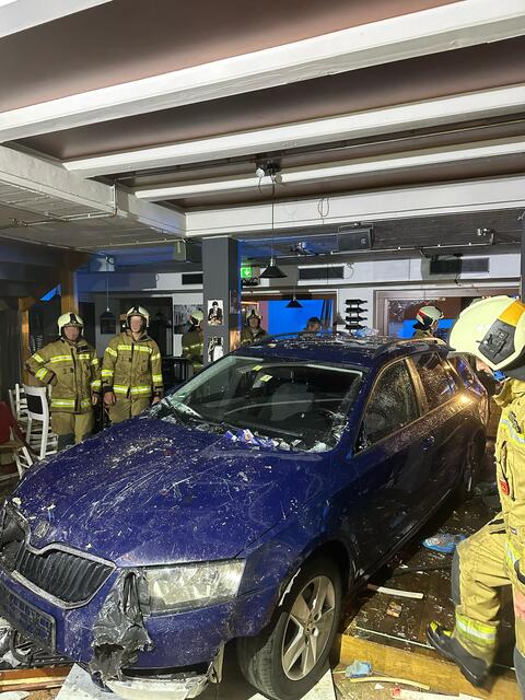 Am Sonntagabend raste ein Autofahrer in ein Lokal in Mittersill. Dabei wurden mehrere Personen verletzt. | Foto: Rotes Kreuz Auto