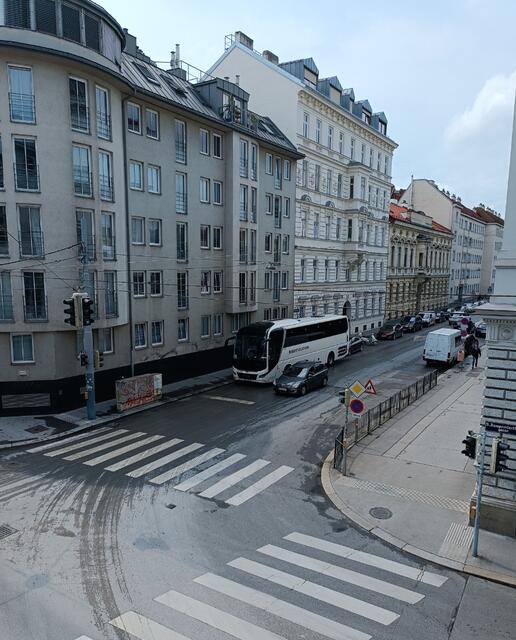 In der Ramperstorffergasse klagen Anwohnende über Touristenbusse, die den Verkehr behindern. | Foto: zVg