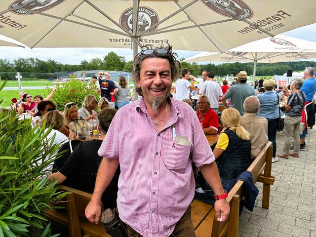 Gehört mittlerweile zum Bodenpersonal, der beliebte Vereinswirt „Richi“. | Foto: Franz Gruber
