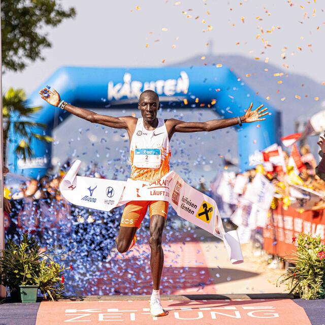 Der Kenianer Erik Sang bezwang den Halbmarathon in einer Zeit von 1:01,50 Stunden als Schnellster. | Foto: Weichselbraun/kaerntenlaeuft