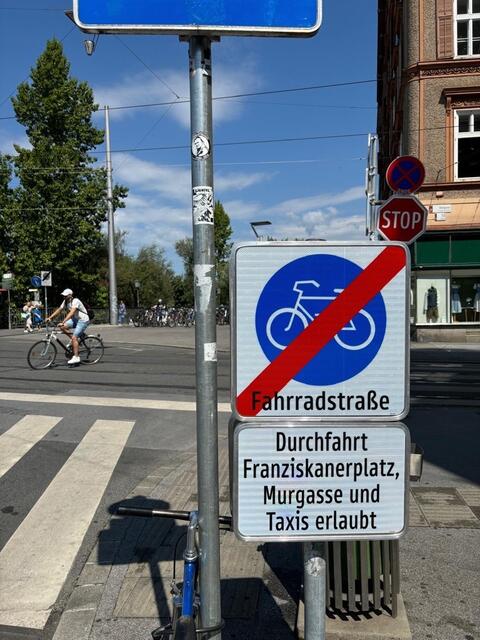 Wie jetzt? Durchfahrt mit dem Rad erlaubt oder doch nicht? Verwirrung am Franziskanerplatz. | Foto: MeinBezirk