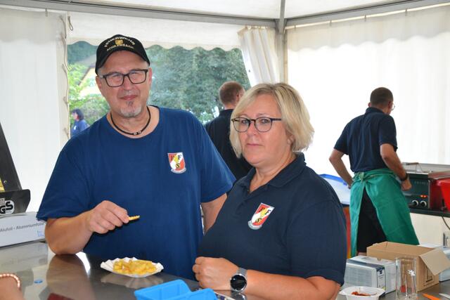 Haben am Grill alle Hände voll zu tun. Werner Winkler und Conny Stegner. | Foto: Alexander Fritsch