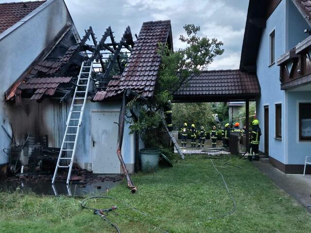 Der Dachstuhl der Garage wurde zerstört. | Foto: FF/Schaden