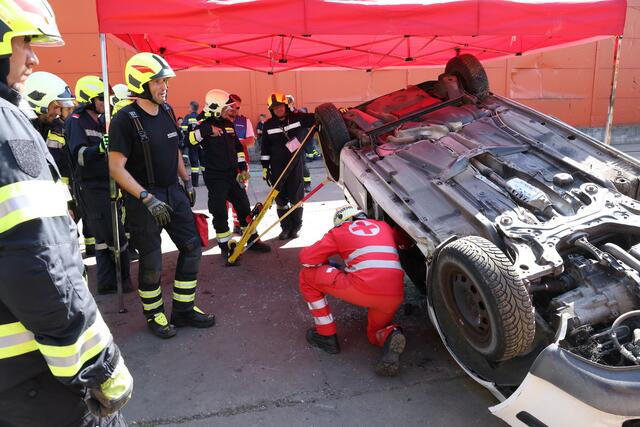 Die Einsatzorganisationen üben Hand in Hand. | Foto: BFKDO Tulln/ St. Öllerer