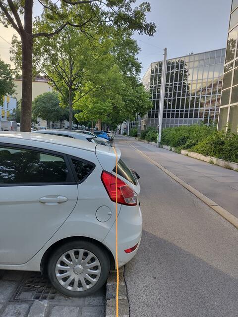 Die Radlobby Brigittenau macht mit einer Aktion auf Falschparker in der Engerthstraße aufmerksam. | Foto: Radlobby Brigittenau