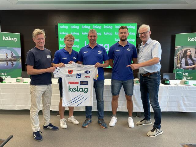 Landessportdirektor Arno Arthofer, Nachwuchstalent Nico Sager, Obmann Werner Perkounig, Kapitän Florian Striessnig und Werner Pietsch (v.l.) stimmten sich auf den Ligastart ein. | Foto: MeinBezirk