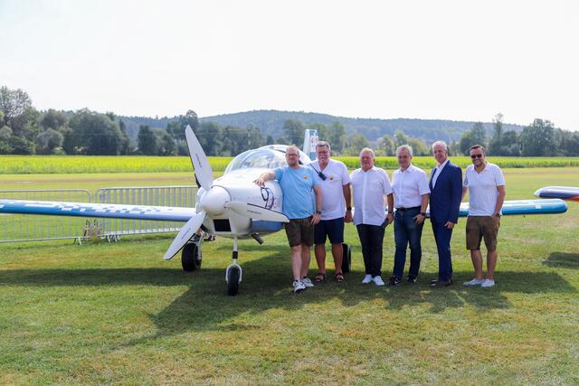 Obmann Gerald Siegl, Herbert Habersatter (Flugsportclub Weiz), Wolfgang Malik (Aero Club), Bürgermeister Ingo Reisinger (Weiz), Präsident Gerhard Widmann (ASKÖ) und Christoph Prassl neben der neuen Schleppmaschine | Foto: Iris Bloder