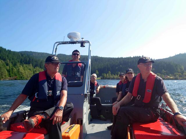 Erwin Fragner (re. v.) mit den Gössendorfer TeilnehmerInnen.
