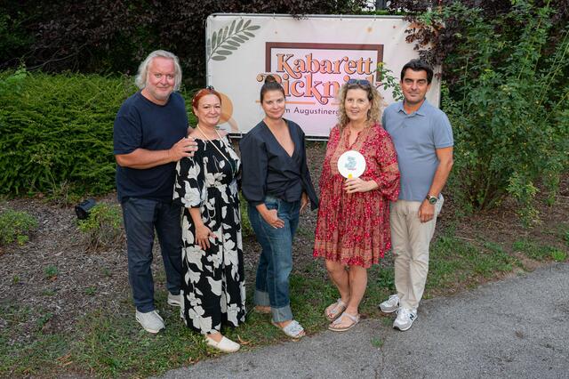 Am 23.8. fand die letzte Veranstaltung der Kabarett-Picknicks im Augustinergarten statt, mit Kabarettist Gregor Seberg und Vorstand des Stadtmarketings mit Barbara Busch (Leitung Stadtmarketing), Patrizia
Kunst-Genner (Boutique Genner), Gemeinderätin Karin Schuster-Zwischenberger und Bürgermeisrer Christian Gepp. | Foto: Ehnpictures|Johannes Ehn