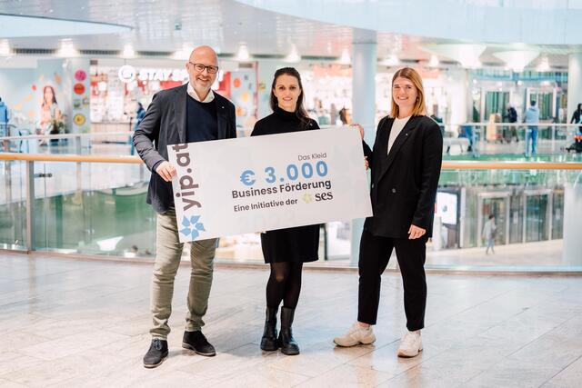  Platz 2 im vergangenen Jahr holte sich "Das Kleid – Bridal Couture" von Marlene Mayer (Mi.) aus der Stadt Salzburg - im Bild (v.l.n.r.) mit SES CEO Christoph Andexlinger und SES Head of Marketing und Jury-Member Stefanie Kocher. | Foto: Chris Perkles