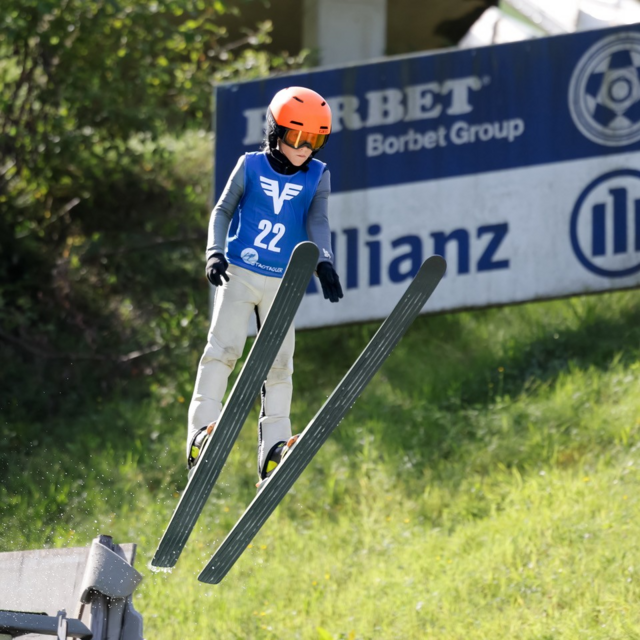 Stadtadler Tobias Borsitzky (9) aus Katzelsdorf (NÖ) springt gleich bei seinem ersten Bewerb zum Sieg in seiner Leistungsklasse | Foto: Danner/Skisprungclub Wiener Stadtadler