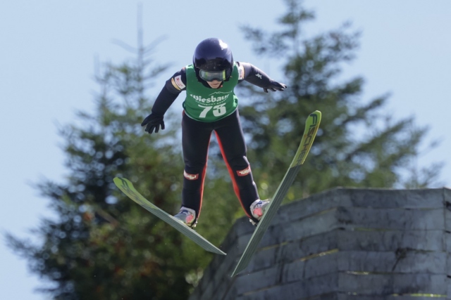 Der Tiroler Manuel Schneider vom Nordic Team Absam knackt bei der WienAIR mit elf Jahren schon die 50-Meter-Marke | Foto: Danner/Skisprungclub Wiener Stadtadler