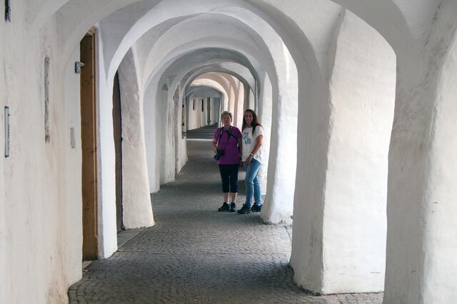 21 # 1192: Helene und Tochter Gina im südlichen Laubengang | Foto: © by Ing. Günter Kramarcsik