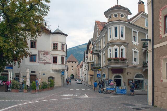 41 # 1224: Auf den Stadtplatz zurück gekehrt schlenderten wir nun der SS41 entlang und an der Frauenkriche vorbei in Richtung Osten zum Schludernser Tor. | Foto: © by Ing. Günter Kramarcsik
