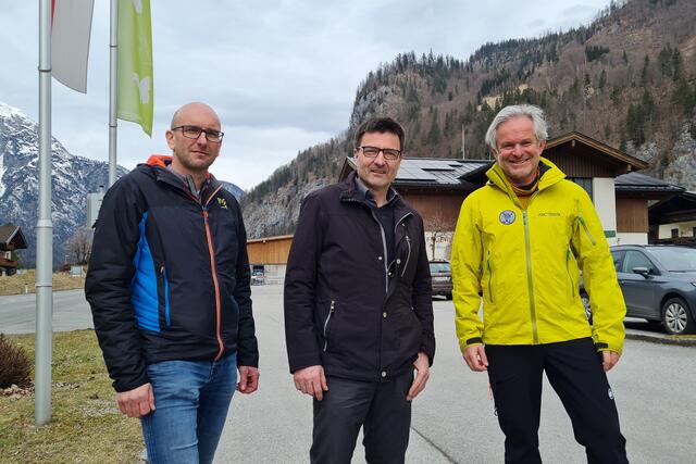 Im Bild sind Gerald Valentin, Landesgeologischer Dienst und Lawinenwarnkommission, mit Stefan Oberaigner, Leiter der Straßenmeisterei im Pinzgau und Bürgermeister Josef Hohenwarter, Lawinenwarnkommission Weißbach. | Foto: Land Salzburg/Bernhard Kern