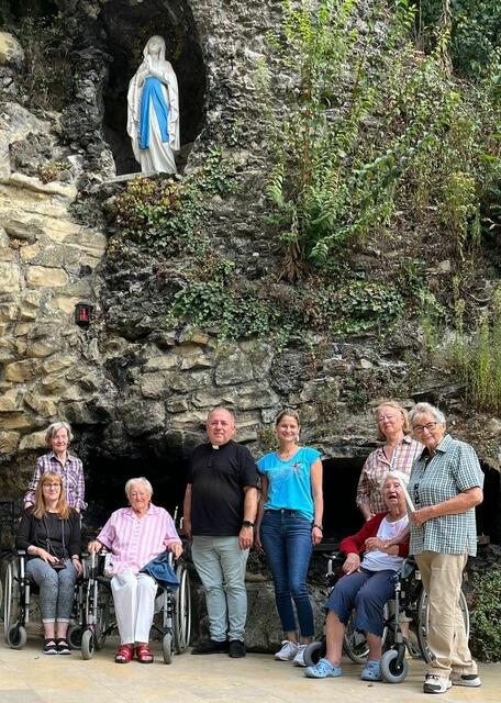Christiane Rauckenberger, Pater Stanislaw Korzeniowski, Andrea Schmuckenschlager, Monika Pöll, Lore Brunnbauer (stehend) und  Manuela Anderkoll, Elfriede Lemmerer, Angela Kölch (sitzend) in der bekannten Wallfahrtsstätte. | Foto: PBZ Klosterneuburg