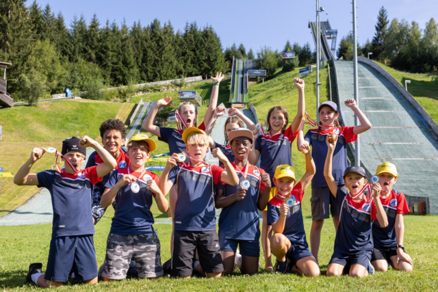 Die Mädchen und Burschen der Stadtadler mit einer umfangreichen Pokal- und Medaillenausbeute bei der WienAIR | Foto: Danner/Skisprungclub Wiener Stadtadler