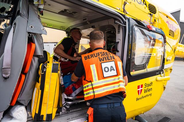 Ein 30-jähriger Mann musste am Montagabend nach einer Kollission mit einem Pkw in ein Spital gebracht werden. (Symbolfoto) | Foto: Berufsrettung Wien