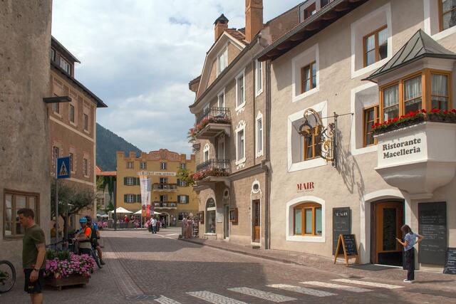 28 # 1170: links ein Teil des Flurinsturm in welchen sich das Restaurant Flurin befindet. Gegenüber befindet sich ebenfalls ein Restaurant „Macelleria“.  | Foto: © by Ing. Günter Kramarcsik