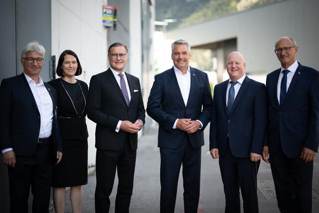 Besuch bei INNIO: Bgm. Dietmar Wallner, WK-Präsidentin Barbara Thaler, CEO Präsident Olaf Berlien, Bundeskanzler Karl Nehammer, CEO Martin Mühlbacher und LH Anton Mattle. | Foto: Land Tirol