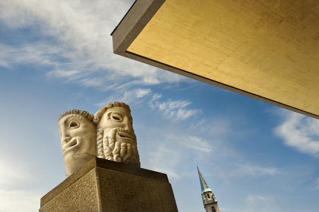 Masken vor dem Festspielhaus | Foto: Luigi Caputo