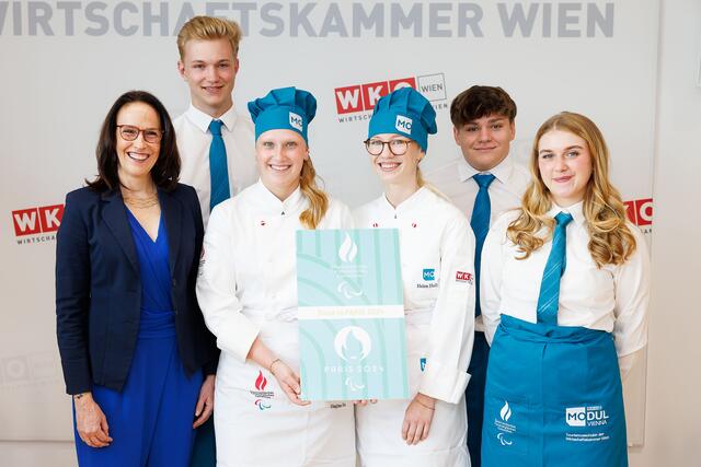 Kasia Greco, Vizepräsidentin der WK Wien, verabschiedet das MODUL-Team im Haus der
Wiener Wirtschaft offiziell.  | Foto: Florian Wieser