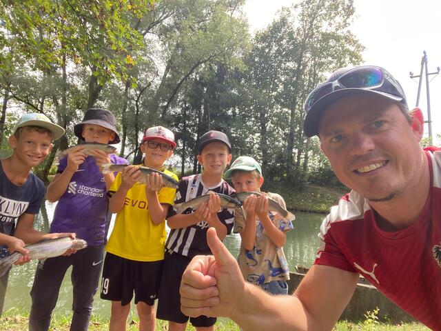 FPÖ-Fraktionsobmann Christian Deutinger mit den erfolgreichen Jungfischern aus Kematen und Piberbach. | Foto: FPÖ