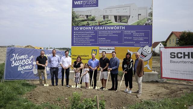 Bei Grafenwörth entstehen neue Wohnbauten.
- Gerhard Dollfuß, Architekt
- Florian Stamminger, WETgruppe
- Christian Rädler, Geschäftsführer WETgruppe
- Stefanie Weese, Ortsvorsteherin - mit ihren Töchtern Luisa &amp; Olivia
- Günter Neubauer, Gemeinderat
- Thomas Schubrig, Schubrig GmbH
- Bernhard Heinreichsberger, Abgeordneter zum NÖ Landtag
- Miriam Anzböck, Planung
- Manfred Schaufler, WETgruppe | Foto: WETgruppe