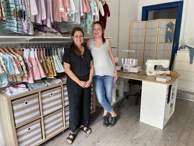 Julia Rogner (l.) und Elisabeth Juranek sind mit "Lili am Park" an den Türkenschanzplatz 1 gezogen.  | Foto: Laura Rieger/MeinBezirk