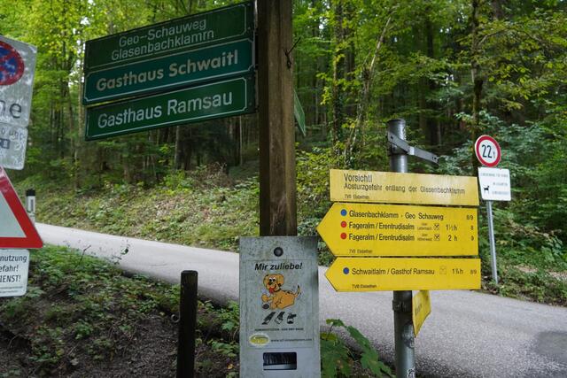 Schilder weisen den Weg Richtung Geo-Schauweg Glasenbachklamm. | Foto: Emanuel Hasenauer