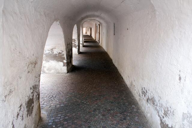 14 # 1164: Eine Sicht im südlichen Laubengang nach Osten, am Ende mündet man in die „Via S. Pancrazio“ | Foto: © by Ing. Günter Kramarcsik