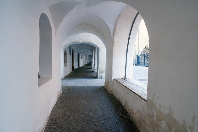 16 # 1185: Blick im südlichen Laubengang zurück in den Westen. | Foto: © by Ing. Günter Kramarcsik