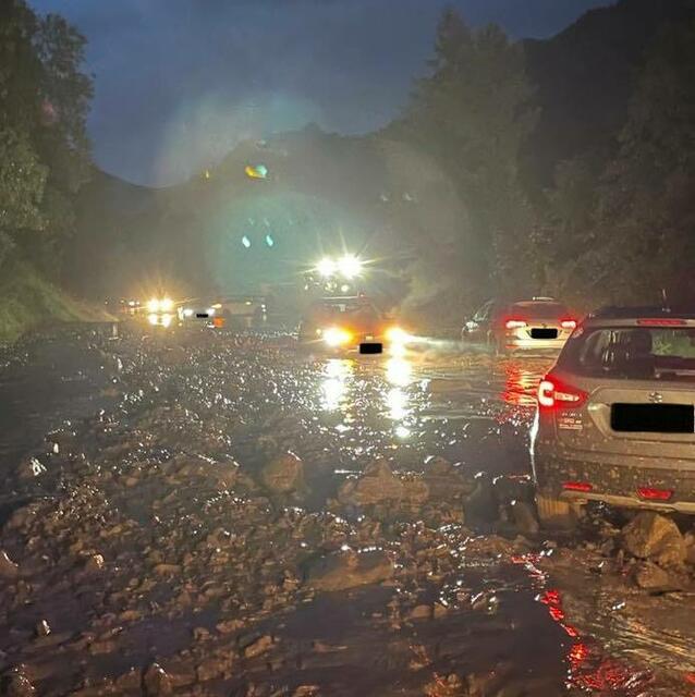 Auf der B115 Eisenbundesstraße blieben nach einem Murenabgang mehrere Pkw in den Schlamm- und Geröllmassen stecken. | Foto: FF Vordernberg
