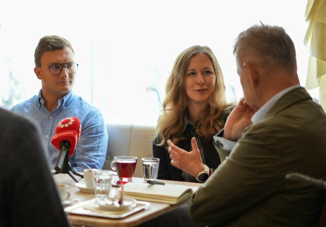 Staatssekretärin Claudia Plakolm und Maximilian Aichinger (JVP Salzburg) führten ein Gespräch mit MeinBezirk Redakteur Martin Schöndorfer im traditionsreichen Salzburger Cafè Tomaselli. | Foto: MeinBezirk Salzburg