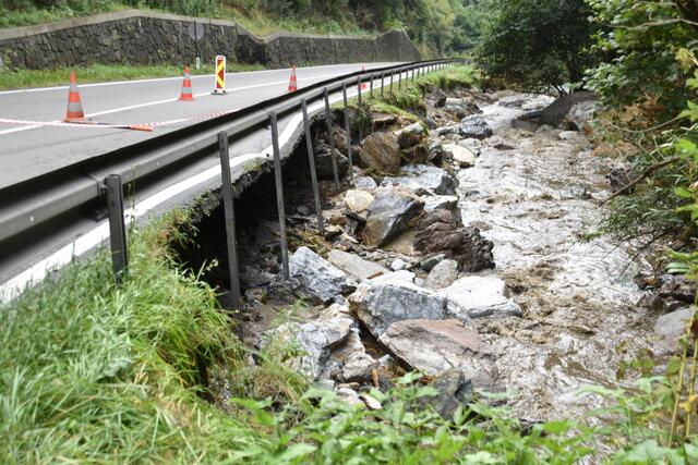 Die Friesacher Straße wurde unterspült. | Foto: FF/Horn