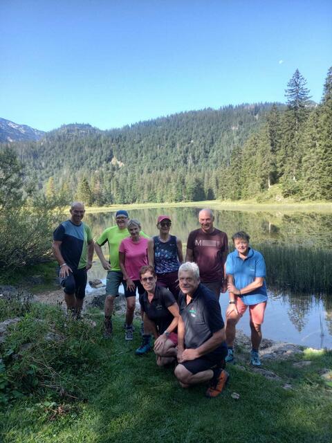 Ernst Rotteneder, Wolfgang Bader, Marianne Fürst, Hedi Bader, Sepp Rotteneder, Organisatorin Renate Pichler. Kniend: Organisatorin und Obfrau Hannelore Gauppmann und Bernhard Gauppmann | Foto: Gaupmann
