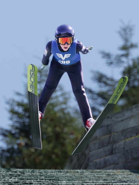 Fridolin Hauser (13) aus Wien-Hernals macht sich zwei Alterklassen über seinem jüngeren Bruder ebenfalls zum Wiener Skisprung-Landesmeister | Foto: Danner/Skisprungclub Wiener Stadtadler