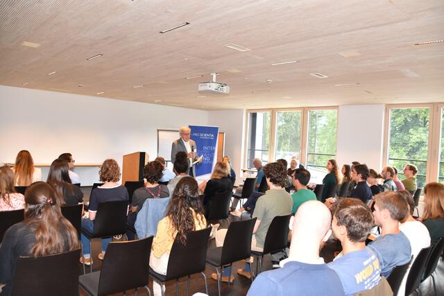 Der wissenschaftliche Leiter von Pro Scientia und für die Sommerakademie zuständige Reinhart Kögerler eröffnete die Veranstaltung. | Foto: Kainz