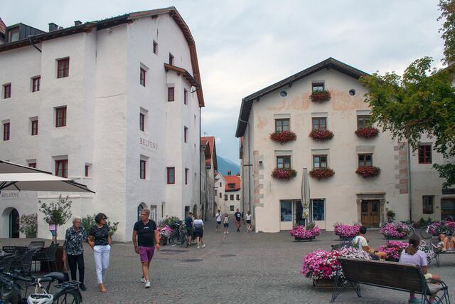 51 # 1225:  Für den direkten Weg der Malser Straße wie am vorigen Bild zu sehen haben wir uns nicht entschieden, weil wir diesen angekommen waren. Wir zogen es vor die Gasse nach Westen am Boutique- Hotel Belvenu vorbei zur westlichen Stadtmauer zu gehen.    | Foto: © by Ing. Günter Kramarcsik