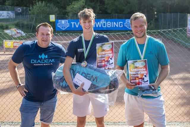 Die Finalisten im Herren-A-Bewerb Konstantin Feiel und Patrick Kriegl mit Turnierleiter Bernd Knollmüller. | Foto: TV Schwöbing