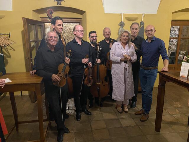 Die Musiker der Wiener Philharmonie mit den Organisatoren Monika Studer und Bürgermeister Christoph Zirngast. | Foto: Gemeinde Großklein