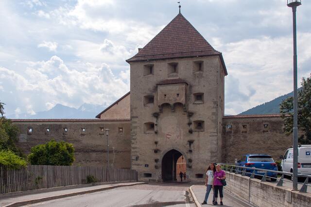 01 # 1142: Im Norden von Glurns der Malser Torturm. Am Gehsteig mein Schatz Helene und Tochter Gina. Rechts neben der Zufahrt ist ein großer gebührenpflichtiger Parkplatz  | Foto: © by Ing. Günter Kramarcsik