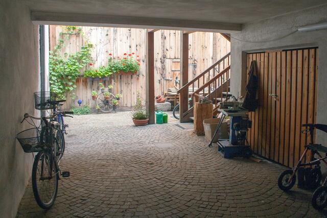 20 # 1189: Ein weiterer Durchblick in einen kleinen Innenhof | Foto: © by Ing. Günter Kramarcsik