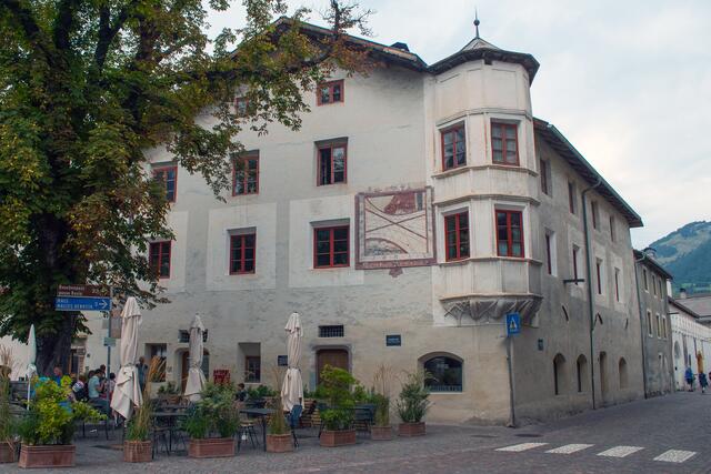 50 #1222: Wieder zurück am Stadtplatz. Nun nehmen wir Platz im Gastgarten vom Gasthof „grüner Baum“, löschen unseren Durst und genießen anschließend hervorragende Eisbecher. Wobei wir danach Ausschau hielten, auf welchen Weg wir anschließend nach Norden zum Auto gehen sollen.  | Foto: © by Ing. Günter Kramarcsik