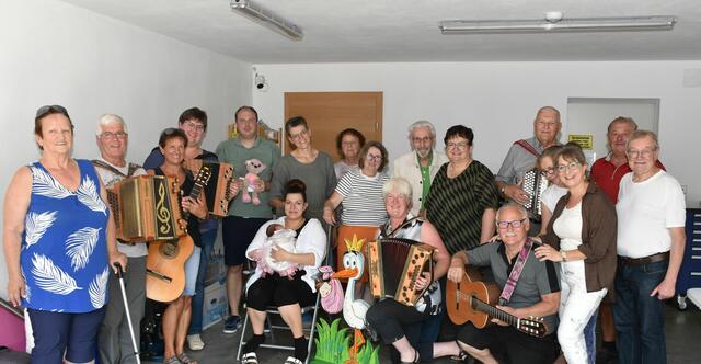 1. Reihe: Seada Mathes mit Baby, Christa Wanko, Ferdinand Gutlederer und Anita Talamas-Engel.
2. Reihe: Paula Widhalm, Otto Hahn, Gertrude Dangl, Sabine Wanko, Roland Mathes, Roswitha Astner, Margit Mathes-Wachter, Carola Wögerer, Libuse Coufalova und Johannes Lauter
3. Reihe: Christa Zibusch, Willibald Stark, Herbert Ecker und Gerhard Wachter (jeweils v.l.) | Foto: PBZ Waidhofen/Thaya